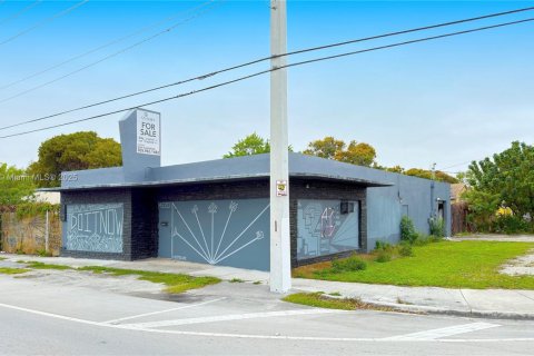 Propiedad comercial en venta en Miami, Florida № 1959252 - foto 2