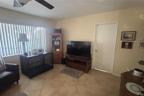 House in Oakland Park, Florida 2 bedrooms, 96.99 sq.m. № 1882041 - photo 8