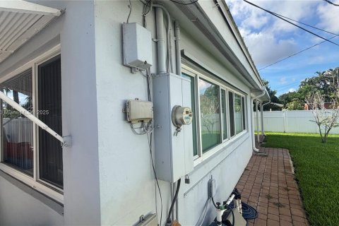 House in Oakland Park, Florida 2 bedrooms, 96.99 sq.m. № 1882041 - photo 2