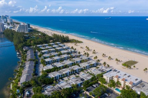 Condo in Fort Lauderdale, Florida, 2 bedrooms № 2430213 - photo 2