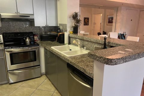 Condo in Aventura, Florida, 2 bedrooms  № 1996361 - photo 22