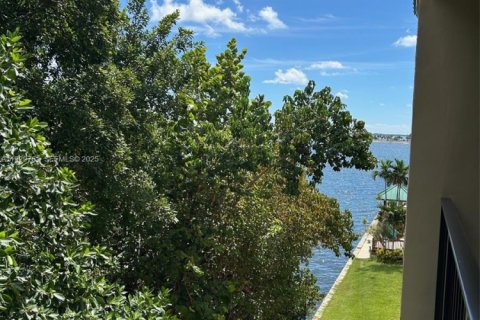 Condominio en alquiler en Miami, Florida, 2 dormitorios, 89.74 m2 № 1988603 - foto 1