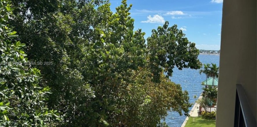 Condominio en Miami, Florida, 2 dormitorios  № 1988603