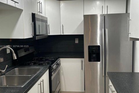 Condominio en alquiler en Miami, Florida, 2 dormitorios, 89.74 m2 № 1988603 - foto 4