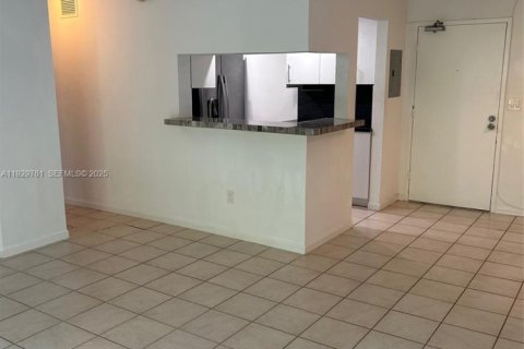 Condominio en alquiler en Miami, Florida, 2 dormitorios, 89.74 m2 № 1988603 - foto 3