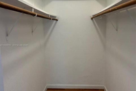 Condominio en alquiler en Miami, Florida, 2 dormitorios, 89.74 m2 № 1988603 - foto 9