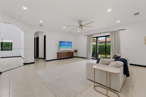 House in Cutler Bay, Florida 5 bedrooms, 438.22 sq.m. № 2247606 - photo 14