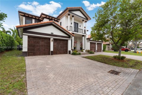 House in Cutler Bay, Florida 5 bedrooms, 438.22 sq.m. № 2247606 - photo 6