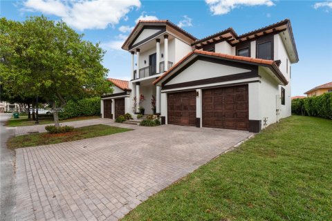 House in Cutler Bay, Florida 5 bedrooms, 438.22 sq.m. № 2247606 - photo 3