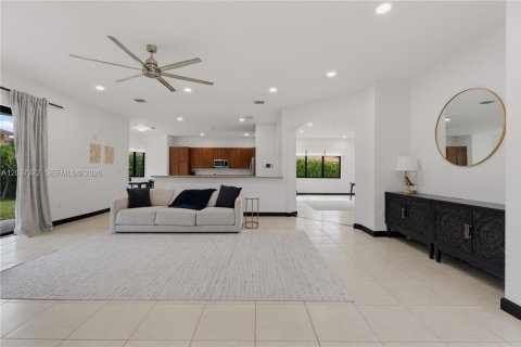 House in Cutler Bay, Florida 5 bedrooms, 438.22 sq.m. № 2247606 - photo 17