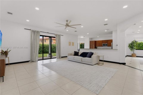 House in Cutler Bay, Florida 5 bedrooms, 438.22 sq.m. № 2247606 - photo 13