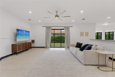 House in Cutler Bay, Florida 5 bedrooms, 438.22 sq.m. № 2247606 - photo 15