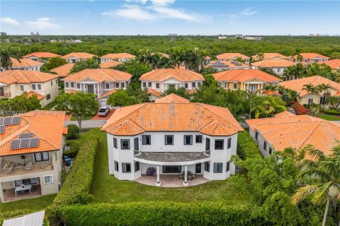 House in Cutler Bay, Florida 5 bedrooms, 438.22 sq.m. № 2247606 - photo 5