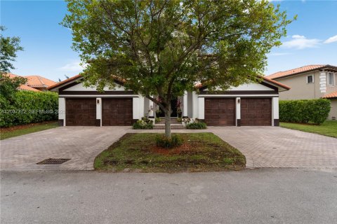 House in Cutler Bay, Florida 5 bedrooms, 438.22 sq.m. № 2247606 - photo 2