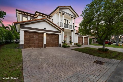 House in Cutler Bay, Florida 5 bedrooms, 438.22 sq.m. № 2247606