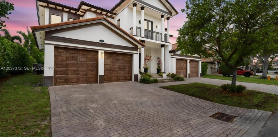 House in Cutler Bay, Florida 5 bedrooms, 438.22 sq.m. № 2247606