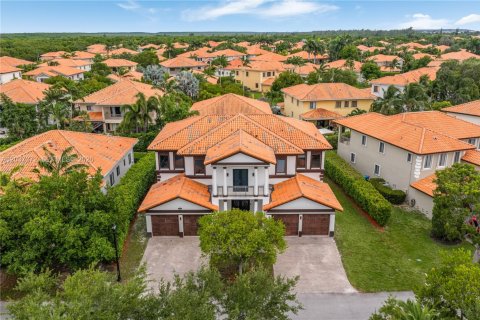 House in Cutler Bay, Florida 5 bedrooms, 438.22 sq.m. № 2247606 - photo 4