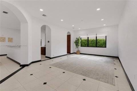 House in Cutler Bay, Florida 5 bedrooms, 438.22 sq.m. № 2247606 - photo 12