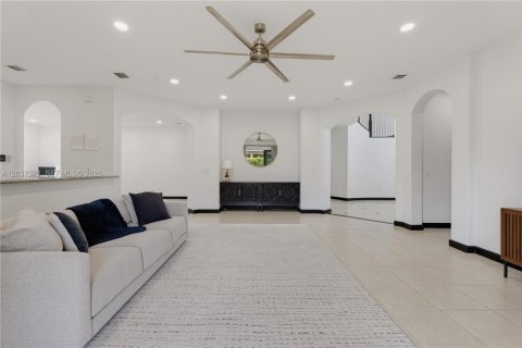 House in Cutler Bay, Florida 5 bedrooms, 438.22 sq.m. № 2247606 - photo 16