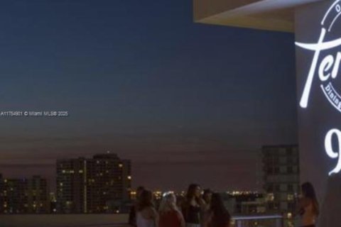 Condo in Hollywood, Florida, 2 bedrooms  № 2035811 - photo 2