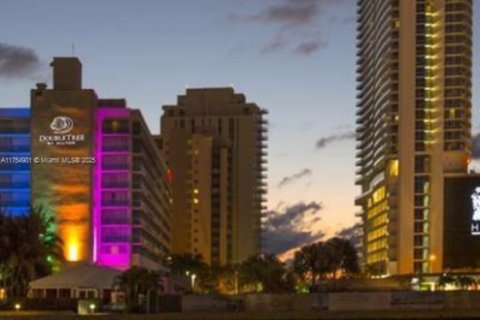 Condo in Hollywood, Florida, 2 bedrooms  № 2035811 - photo 4