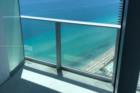 Condo in Hollywood, Florida, 2 bedrooms  № 2035811 - photo 12