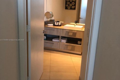 Condo in Hollywood, Florida, 2 bedrooms  № 2035811 - photo 30