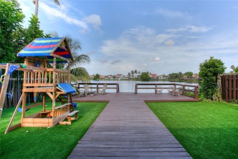 Casa en venta en Miami Gardens, Florida, 3 dormitorios, 190.82 m2 № 2082203 - foto 14