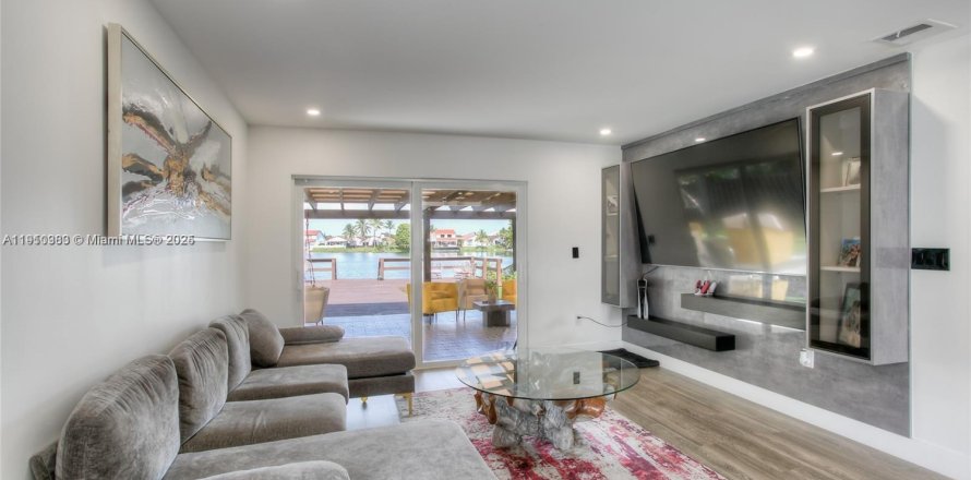 Casa en Miami Gardens, Florida 3 dormitorios, 190.82 m2 № 2082203