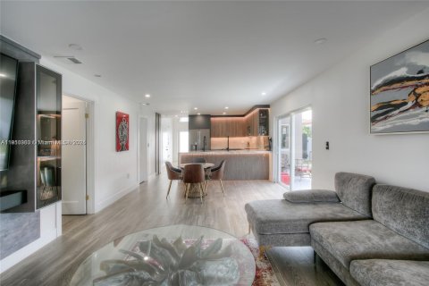 Casa en venta en Miami Gardens, Florida, 3 dormitorios, 190.82 m2 № 2082203 - foto 2