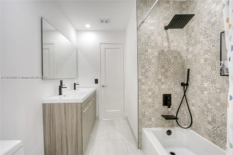 Casa en venta en Miami Gardens, Florida, 3 dormitorios, 190.82 m2 № 2082203 - foto 8