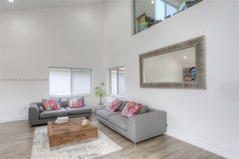 Casa en venta en Miami Gardens, Florida, 3 dormitorios, 190.82 m2 № 2082203 - foto 3