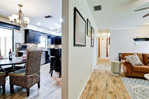 House in Bradenton, Florida 3 bedrooms, 110.37 sq.m. № 1677137 - photo 5