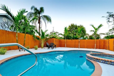 House in Bradenton, Florida 3 bedrooms, 110.37 sq.m. № 1677137 - photo 2