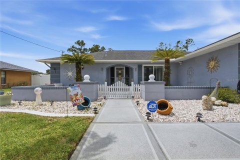 House in Spring Hill, Florida 3 bedrooms, 147.62 sq.m. № 2235439 - photo 2