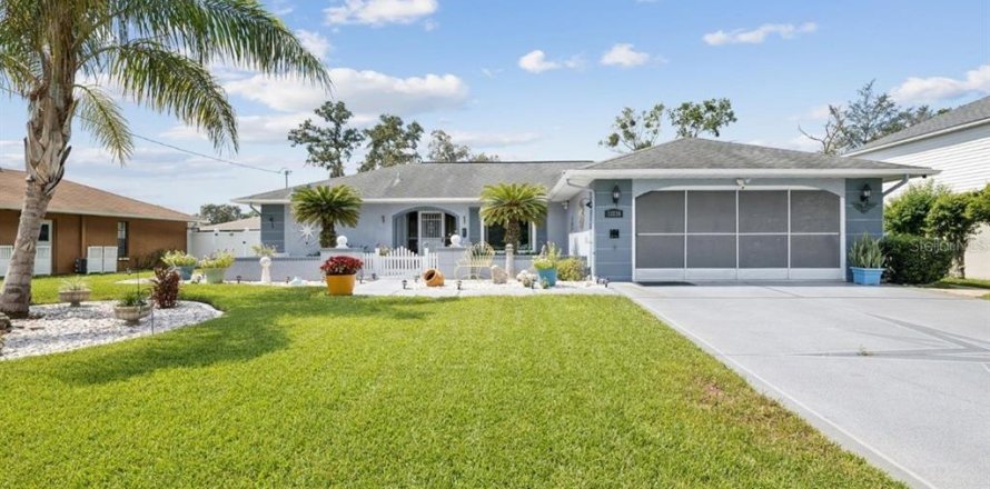 House in Spring Hill, Florida 3 bedrooms, 147.62 sq.m. № 2235439