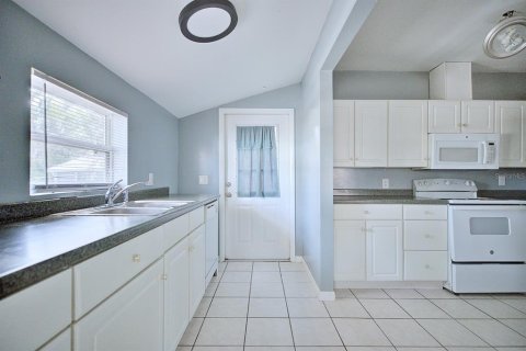 House in Winter Haven, Florida 2 bedrooms, 100.33 sq.m. № 2214552 - photo 15