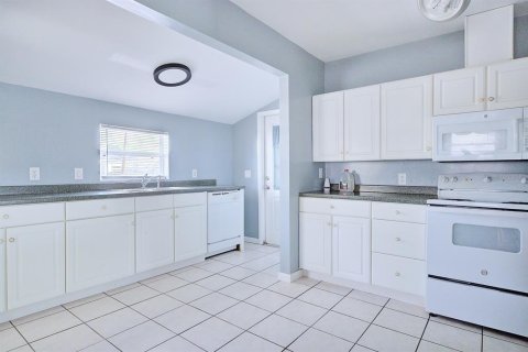 House in Winter Haven, Florida 2 bedrooms, 100.33 sq.m. № 2214552 - photo 9