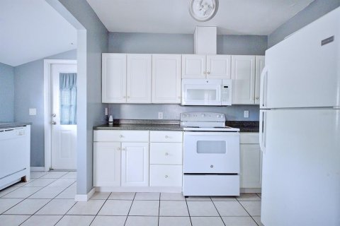 House in Winter Haven, Florida 2 bedrooms, 100.33 sq.m. № 2214552 - photo 10