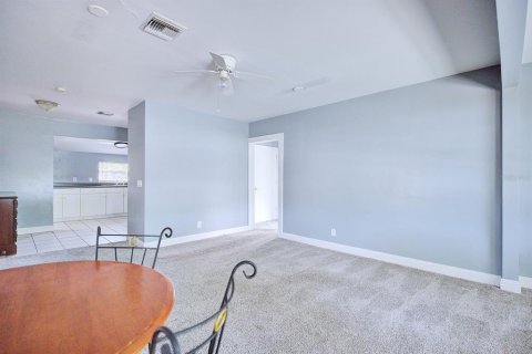 House in Winter Haven, Florida 2 bedrooms, 100.33 sq.m. № 2214552 - photo 5