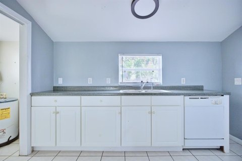House in Winter Haven, Florida 2 bedrooms, 100.33 sq.m. № 2214552 - photo 12