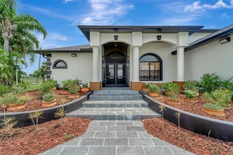 Casa en venta en Port Charlotte, Florida, 4 dormitorios, 323.86 m2 № 1856001 - foto 3