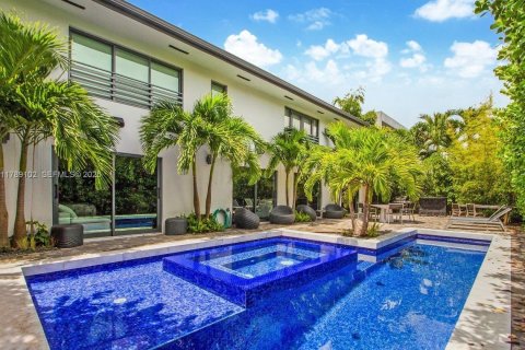 Casa en venta en Key Biscayne, Florida, 7 dormitorios, 361.2 m2 № 1983523 - foto 21