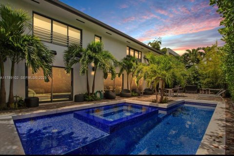 Casa en venta en Key Biscayne, Florida, 7 dormitorios, 361.2 m2 № 1983523 - foto 22