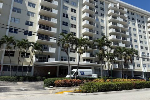 Condo in Hallandale Beach, Florida, 2 bedrooms  № 2053453