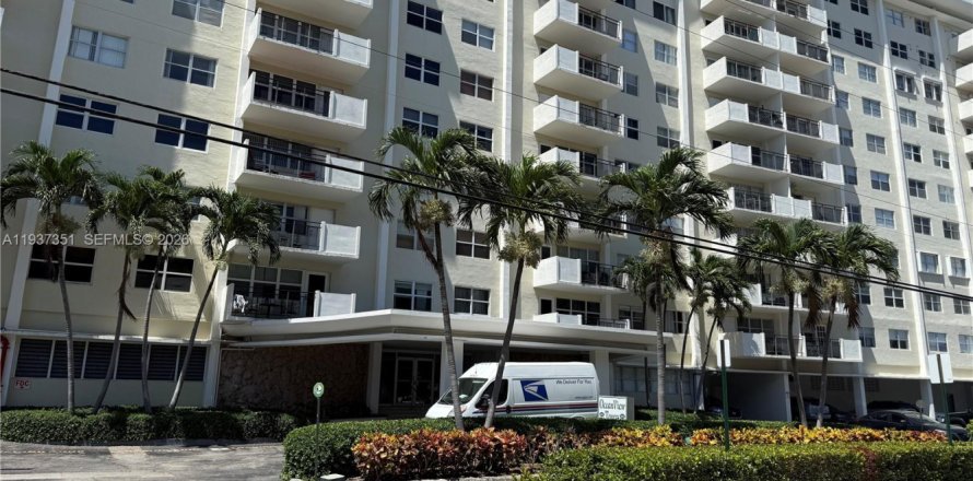 Condo in Hallandale Beach, Florida, 2 bedrooms  № 2053453