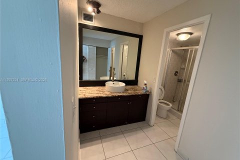 Condo in Hallandale Beach, Florida, 2 bedrooms  № 2053453 - photo 11