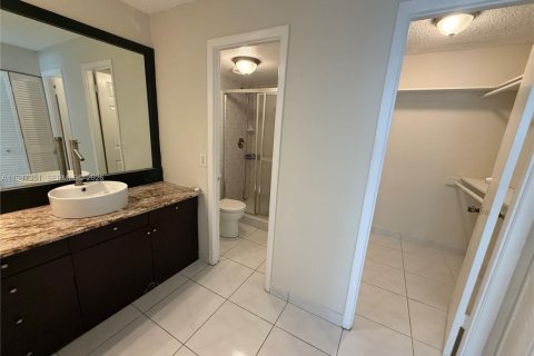 Condo in Hallandale Beach, Florida, 2 bedrooms  № 2053453 - photo 12