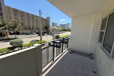 Condo in Hallandale Beach, Florida, 2 bedrooms  № 2053453 - photo 14