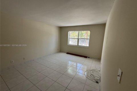 Condo in Hallandale Beach, Florida, 2 bedrooms  № 2053453 - photo 9